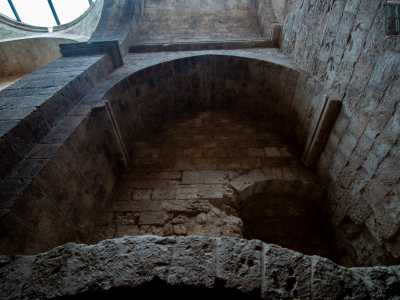 Del precedente edificio si salv� solo una cappella del XII secolo chiamata prima San Nicola al Porto e poi dedicata a Sant�Antonio Abate: una struttura i cui resti sono ancora oggi visibili